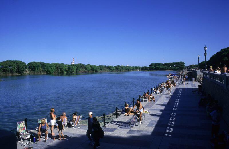 People sitting on the Buenos Aires waterfront chatting with friends.